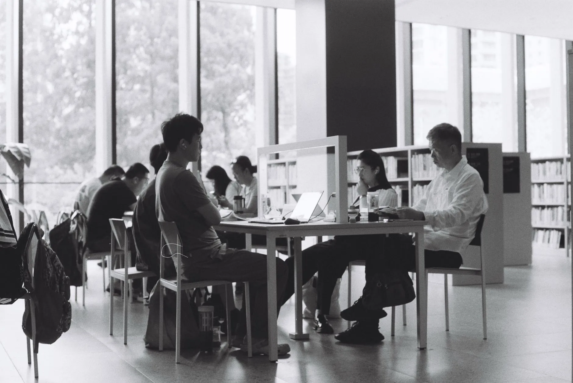 Why Smart Students Are Swapping Highlighters for AI Learning Software