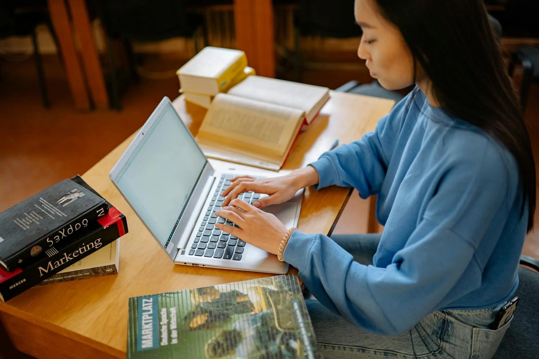 How to Use AI for Research Paper Success